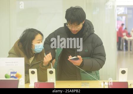HANGZHOU, CHINA – 29. JANUAR 2025 – Kunden kaufen neue, staatlich subventionierte Mobiltelefone in einem Huawei-Geschäft in Hangzhou, ostchinesische Provinz Zhejiang, J Stockfoto