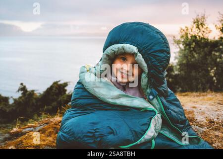 Kind Mädchen im Schlafsack Campingausrüstung Morgen in den Bergen aktive Reise Familienurlaub Biwak im Freien, Reisende Kind Porträt aktives Abenteuer ec Stockfoto