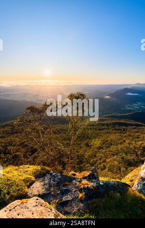 Atemberaubender Panoramablick bei Sonnenaufgang vom Boroka Lookout in Richtung Halls Gap, Grampians, Victoria, Australien Stockfoto