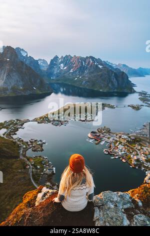 Frau Tourist reist in Norwegen Wandern Outdoor Mädchen genießt Luftsicht Lofoten Inseln, Sommerurlaub Alleinreisender chillen auf Reinebringen Mo Stockfoto