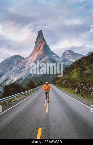 Mann läuft auf der Straße in Norwegen allein Reise Abenteuer aktiver gesunder Lebensstil Sommerurlaub Outdoor Motivation Freiheit Sport Konzept, Marathon Stockfoto