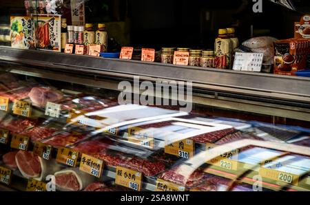 Nahaufnahme der Theke und Glasvitrine einer Metzgerei im Westen Tokios Stockfoto