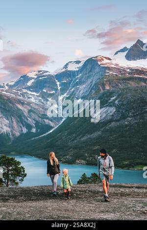 Familie Wandern Outdoor Reisen zusammen in Norwegen - Mutter, Vater und Kind im Sommerurlaub Wandern Abenteuer aktive Reise gesunde Lebensstil Paren Stockfoto