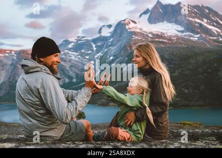 Familie hat Spaß Outdoor Reisen zusammen in Norwegen Berge: Mutter, Vater und Kind im Sommerurlaub Wandern Abenteuer Reise gesunde Lebensweise Stockfoto