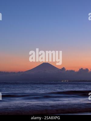 Dämmerungsansicht der Silhouette eines entfernten Mount Fuji von der Südküste der Präfektur Kanagawa in Japan Stockfoto