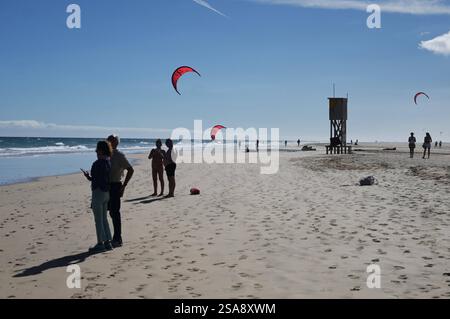 Costa Calma ist ein Ort auf der Kanarischen Insel Fuerteventura, Spanien. Er liegt am Beginn der Halbinsel Jandia, die den südlichen Teil von Fuerte einnimmt. Angesichts der weitläufigen Strände und des ganzjährig sonnigen Klimas gehört Costa Calma zu einem der beliebtesten Ferienorte der Kanaren. Der Ort hat rund 5500 Einwohner und ist wie Morro Jable und Solana Matorral Teil der Gemeinde Pajara. Foto: Kurs zum Kitesurfen am Strand der Playa de Sotavento *** Costa Calma ist eine Stadt auf der Kanarischen Insel Fuerteventura, Spanien Stockfoto