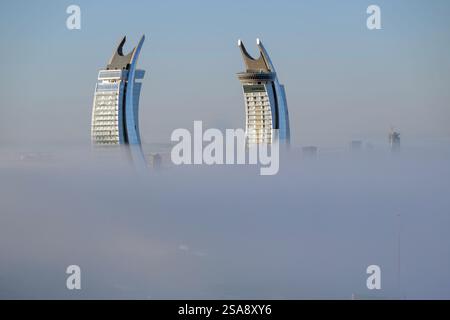 Aus der Vogelperspektive auf den Katara-Turm Lusail. Bei starkem Nebel am frühen Morgen. Nebel in Katar Stockfoto