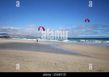 Costa Calma ist ein Ort auf der Kanarischen Insel Fuerteventura, Spanien. Er liegt am Beginn der Halbinsel Jandia, die den südlichen Teil von Fuerte einnimmt. Angesichts der weitläufigen Strände und des ganzjährig sonnigen Klimas gehört Costa Calma zu einem der beliebtesten Ferienorte der Kanaren. Der Ort hat rund 5500 Einwohner und ist wie Morro Jable und Solana Matorral Teil der Gemeinde Pajara. Foto: Trockenübung für Kitesurfer am Strand der Playa de Sotavento *** Costa Calma ist eine Stadt auf der Kanarischen Insel Fuerteventura, Spanien Stockfoto