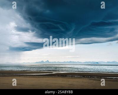 Stürmische Wolken über Bosanden Strand und Meer in Norwegen, dramatisches Himmelsgewitter Wetter Klimawandel Stockfoto