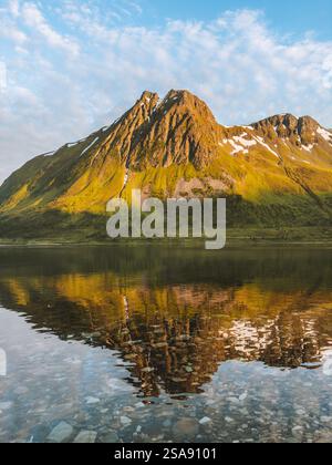 Nordnorwegische Landschaft Fjord und Berg ruhige Wasserspiegelung Panoramablick Reise schöne Reiseziele skandinavische Naturlandschaft Sommer Stockfoto