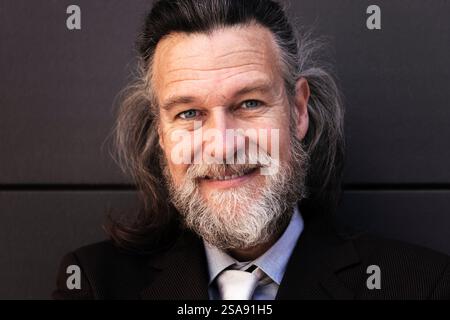 Nahaufnahme des Porträts eines Reifen Mannes in elegantem Anzug Stockfoto
