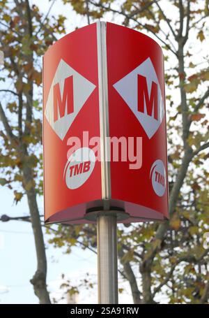 BARCELONA, SPANIEN-06.DEZEMBER 2014: Die Metro von Barcelona ist ein Nahverkehrsnetz, das hauptsächlich unterirdisch im Zentrum Barcelonas verkehrt Stockfoto