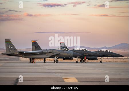 Eine F-15C Eagle (links), die dem 159. Kampfflugzeug, Louisiana Air National Guard, Naval Air Station Joint Reserve Base New Orleans, Louisiana, p. Zugewiesen ist Stockfoto