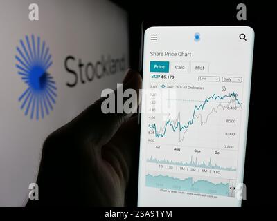 Deutschland. 30. Oktober 2024. In dieser Abbildung befindet sich ein Mobiltelefon mit der Webseite des australischen Unternehmens Stockland Corporation Limited auf dem Bildschirm mit Logo. (Credit Image: © Timon Schneider/SOPA Images via ZUMA Press Wire) NUR REDAKTIONELLE VERWENDUNG! Nicht für kommerzielle ZWECKE! Stockfoto