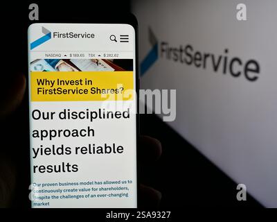 Deutschland. 30. Oktober 2024. In dieser Abbildung befindet sich ein Mobiltelefon mit der Webseite der kanadischen FirstService Corporation auf dem Bildschirm vor dem Logo. (Credit Image: © Timon Schneider/SOPA Images via ZUMA Press Wire) NUR REDAKTIONELLE VERWENDUNG! Nicht für kommerzielle ZWECKE! Stockfoto