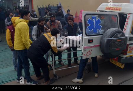 Prayagraj. Januar 2025. Der Verletzte wird nach einer Stampelei in Prayagraj im nördlichen indischen Bundesstaat Uttar Pradesh am 29. Januar 2025 in ein Krankenhaus überführt. Obwohl es keine offizielle Bestätigung gab, deuten lokale Medien darauf hin, dass mindestens 17 Menschen gestorben waren und mehr als 50 verletzt wurden bei der Stampelei, die sich im Prayagraj-Bezirk Uttar Pradesh während der 45-tägigen religiösen und spirituellen Versammlung namens 'Maha Kumbh' ereignete. Quelle: Str/Xinhua/Alamy Live News Stockfoto