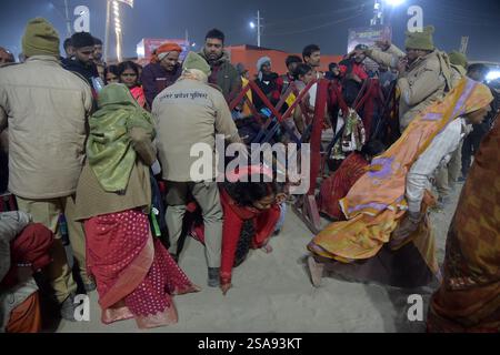Prayagraj. Januar 2025. Polizeibeamte evakuieren die Menge nach einer Stampelei in Prayagraj im nördlichen indischen Bundesstaat Uttar Pradesh am 29. Januar 2025. Obwohl es keine offizielle Bestätigung gab, deuten lokale Medien darauf hin, dass mindestens 17 Menschen gestorben waren und mehr als 50 verletzt wurden bei der Stampelei, die sich im Prayagraj-Bezirk Uttar Pradesh während der 45-tägigen religiösen und spirituellen Versammlung namens 'Maha Kumbh' ereignete. Quelle: Str/Xinhua/Alamy Live News Stockfoto