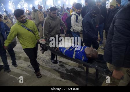 Prayagraj. Januar 2025. Menschen tragen ein Opfer auf einer Trage nach einer Stampelei in Prayagraj im nördlichen indischen Bundesstaat Uttar Pradesh am 29. Januar 2025. Obwohl es keine offizielle Bestätigung gab, deuten lokale Medien darauf hin, dass mindestens 17 Menschen gestorben waren und mehr als 50 verletzt wurden bei der Stampelei, die sich im Prayagraj-Bezirk Uttar Pradesh während der 45-tägigen religiösen und spirituellen Versammlung namens 'Maha Kumbh' ereignete. Quelle: Str/Xinhua/Alamy Live News Stockfoto
