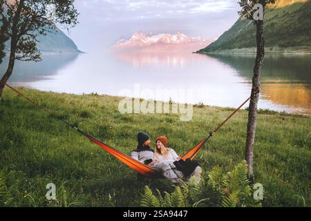 Glückliches Paar, das in einer Hängematte im Freien chillt, Mann und Frau, die zusammen reisen, Familienleben, Sommerurlaub, fröhliche Frau und Ehemann Romanti Stockfoto