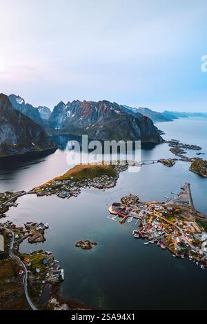 Aus der Vogelperspektive Lofoten Inseln in Norwegen Landschaft reine Dorf und Felsenlandschaft von Reinebringen Berggipfel, Reise skandinavische Wahrzeichen Natur s Stockfoto