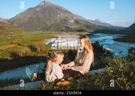 Mutter spielt mit Tochter Familienurlaub im Freien Reisen in Albanien, Eltern und Kind haben gemeinsam Spaß in Bergen und Flusslandschaft Stockfoto