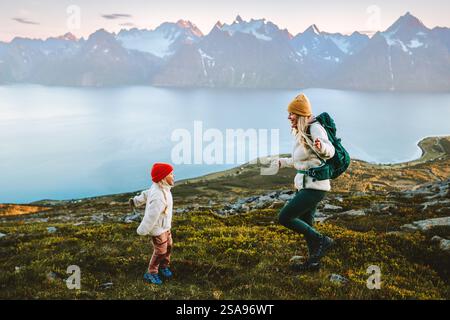 Mutter und Kind haben Spaß Wandern in den Bergen glückliche Familie gesunder Lebensstil Reise Urlaub im Freien, Mutter und Tochter Rucksack in Norwegen togeth Stockfoto