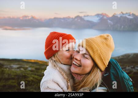 Mutter und Tochter spielen Outdoor Familie Wandern zusammen Reise Lifestyle, Kind küsst Mama in den Bergen Herbstferien offene Emotionen, Mütter Stockfoto