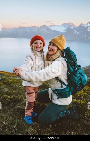 Mutter spielt mit Kind in den Bergen Familie Mutter und Tochter haben Spaß Outdoor Wandern Rucksack zusammen Reise Lifestyle aktive Herbstferien Stockfoto