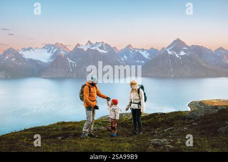 Familienreisen in Norwegen Eltern und Kinder wandern gemeinsam aktiv im Freien. Mutter, Vater und Kind haben Spaß in den Bergen am Fjord Stockfoto