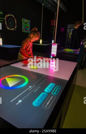 Prag, Tschechische republik - 1. September 2023: Interaktives Farbenmuseum, Neonkunst im Einkaufszentrum Westfield Chodov in Prag. Virtuell Stockfoto