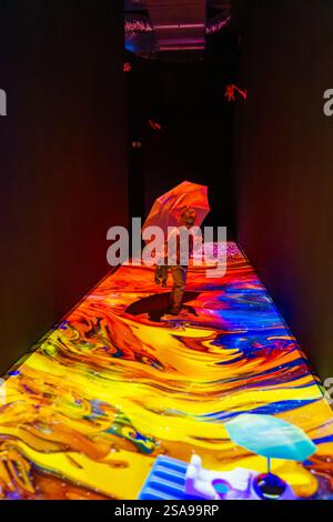 Prag, Tschechische republik - 1. September 2023: Interaktives Farbenmuseum, Neonkunst im Einkaufszentrum Westfield Chodov in Prag. Virtuell Stockfoto