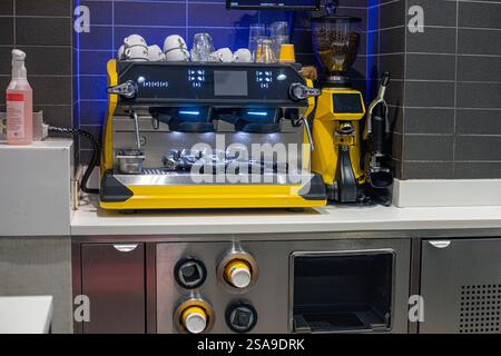 Apparate zum Zubereiten von Kaffee und anderen Getränken in einem Fast-Food-Restaurant Stockfoto
