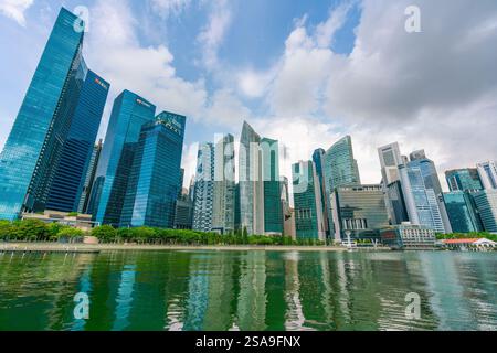 Singapur - 7. Mai 2024: Blick auf die Bürogebäude im CBD von Singapur tagsüber Stockfoto
