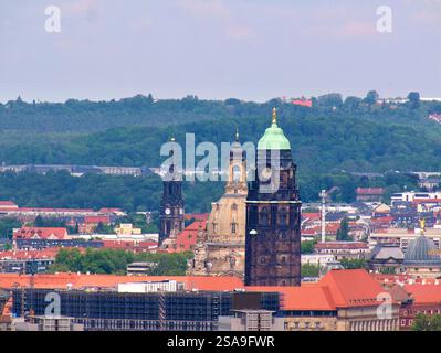 Neues Rathaus. Stadtblick auf Dresden mit dem imposanten Neuen Rathaus als zentrales Motiv der Stadtsilhouette. Architektur spiegelt die Geschichte von wider Stockfoto
