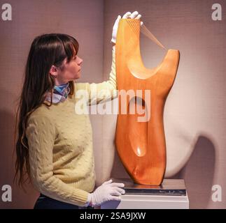 London, Großbritannien. Januar 2025. Handskulptur II (mit Saiten), 1963-64 Kirschholz und Saiten. Zum 50. Todestag des Künstlers werden einige Werke ausgestellt, die seit über einem halben Jahrhundert nicht mehr der Öffentlichkeit gezeigt wurden, sowie eine Skulptur, die noch nie zuvor ausgestellt wurde. (6. Februar - 2. Mai 2025) Credit: Paul Quezada-Neiman/Alamy Live News Stockfoto