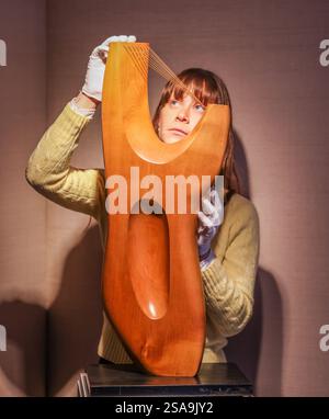 London, Großbritannien. Januar 2025. Handskulptur II (mit Saiten), 1963-64 Kirschholz und Saiten. Zum 50. Todestag des Künstlers werden einige Werke ausgestellt, die seit über einem halben Jahrhundert nicht mehr der Öffentlichkeit gezeigt wurden, sowie eine Skulptur, die noch nie zuvor ausgestellt wurde. (6. Februar - 2. Mai 2025) Credit: Paul Quezada-Neiman/Alamy Live News Stockfoto