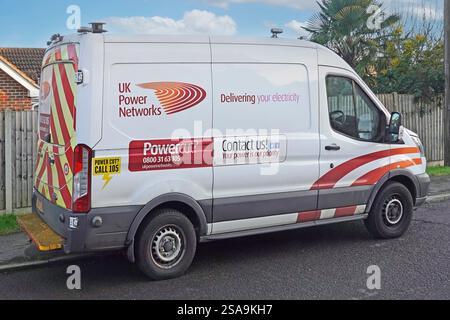 Unterschreiben Sie geschriebene britische Stromnetze liefern Ihren Strom ein Ford Transit Nutzfahrzeug, das von einem Ingenieur verwendet wird und in einer Wohnstraße in Essex geparkt ist Stockfoto