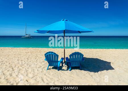 Zwei blaue Liegestühle und Sonnenschirme in Meads Bay Beach, Karibik Traum und Landschaft, Anguilla Island, British West Indies Stockfoto