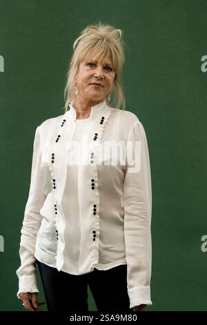 Das ehemalige Model der 1960er Jahre und die ehemalige Ehefrau von George Harrison und Eric Clapton, Pattie Boyd, fotografierte auf dem Edinburgh International Book Festival, wo sie über ihre gelobte Autobiographie sprach. Das Buchfestival war das größte literarische Ereignis der Welt und zeigte Schriftsteller aus aller Welt. Die Veranstaltung 2007 fand am 11-27. August statt und fand mit rund 550 Schriftstellern statt. Stockfoto