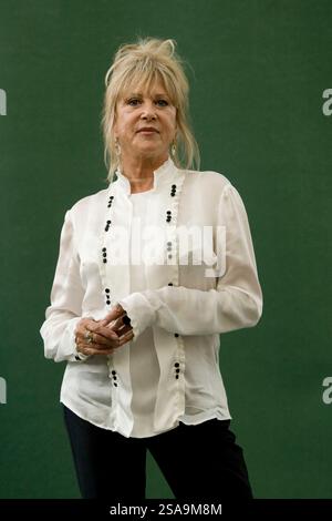 Das ehemalige Model der 1960er Jahre und die ehemalige Ehefrau von George Harrison und Eric Clapton, Pattie Boyd, fotografierte auf dem Edinburgh International Book Festival, wo sie über ihre gelobte Autobiographie sprach. Das Buchfestival war das größte literarische Ereignis der Welt und zeigte Schriftsteller aus aller Welt. Die Veranstaltung 2007 fand am 11-27. August statt und fand mit rund 550 Schriftstellern statt. Stockfoto