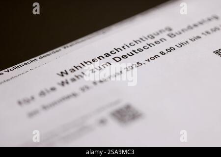 Bundestagswahl 2025. Eine Amtliche Wahlbenachrichtigung zur Bundestagswahl liegt auf einem Tisch. Bundestagswahl im Siegerland am 29.01.2025 in Siegen/Deutschland. *** Bundestagswahl 2025 eine offizielle Wahlmitteilung zur Bundestagswahl im Siegerland liegt am 29 01 2025 in Siegen auf dem Tisch Stockfoto