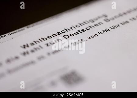 Bundestagswahl 2025. Eine Amtliche Wahlbenachrichtigung zur Bundestagswahl liegt auf einem Tisch. Bundestagswahl im Siegerland am 29.01.2025 in Siegen/Deutschland. *** Bundestagswahl 2025 eine offizielle Wahlmitteilung zur Bundestagswahl im Siegerland liegt am 29 01 2025 in Siegen auf dem Tisch Stockfoto