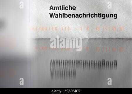 Bundestagswahl 2025. Eine amtliche Wahlbenachrichtigung zur Bundestagswahl steht auf einem Tisch und spiegelt sich darin. Bundestagswahl im Siegerland am 29.01.2025 in Siegen/Deutschland. *** Bundestagswahl 2025 eine offizielle Wahlmitteilung zur Bundestagswahl steht auf einem Tisch und spiegelt sich in der Bundestagswahl im Siegerland am 29 01 2025 in Siegen wider Stockfoto