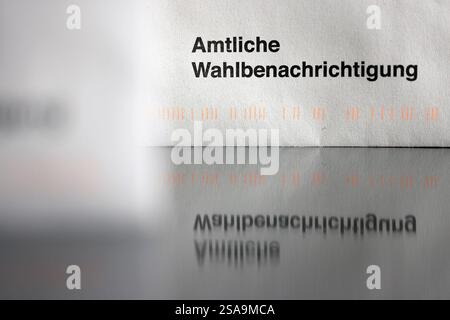Bundestagswahl 2025. Eine amtliche Wahlbenachrichtigung zur Bundestagswahl steht auf einem Tisch und spiegelt sich darin. Bundestagswahl im Siegerland am 29.01.2025 in Siegen/Deutschland. *** Bundestagswahl 2025 eine offizielle Wahlmitteilung zur Bundestagswahl steht auf einem Tisch und spiegelt sich in der Bundestagswahl im Siegerland am 29 01 2025 in Siegen wider Stockfoto