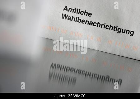 Bundestagswahl 2025. Eine amtliche Wahlbenachrichtigung zur Bundestagswahl steht auf einem Tisch und spiegelt sich darin. Bundestagswahl im Siegerland am 29.01.2025 in Siegen/Deutschland. *** Bundestagswahl 2025 eine offizielle Wahlmitteilung zur Bundestagswahl steht auf einem Tisch und spiegelt sich in der Bundestagswahl im Siegerland am 29 01 2025 in Siegen wider Stockfoto