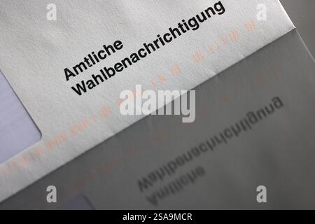Bundestagswahl 2025. Eine amtliche Wahlbenachrichtigung zur Bundestagswahl steht auf einem Tisch und spiegelt sich darin. Bundestagswahl im Siegerland am 29.01.2025 in Siegen/Deutschland. *** Bundestagswahl 2025 eine offizielle Wahlmitteilung zur Bundestagswahl steht auf einem Tisch und spiegelt sich in der Bundestagswahl im Siegerland am 29 01 2025 in Siegen wider Stockfoto