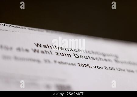 Bundestagswahl 2025. Eine Amtliche Wahlbenachrichtigung zur Bundestagswahl liegt auf einem Tisch. Bundestagswahl im Siegerland am 29.01.2025 in Siegen/Deutschland. *** Bundestagswahl 2025 eine offizielle Wahlmitteilung zur Bundestagswahl im Siegerland liegt am 29 01 2025 in Siegen auf dem Tisch Stockfoto