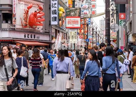 Beliebtes Einkaufs- und Touristenviertel Dotonbori in Osaka, Japan am 1. Oktober 2017 Stockfoto