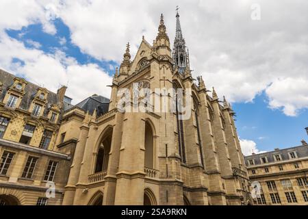 Paris, Frankreich - 24. Juni 2024 : Außenansicht der Fassade der Sainte-Chapelle, einer königlichen Kapelle im gotischen Stil und Residenz der Könige von Frankreich Stockfoto