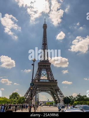 Paris, Frankreich - 24. Juni 2024 : Blick auf den Eiffelturm mit den Olympischen Ringen von einer Brücke über die seine. Stockfoto
